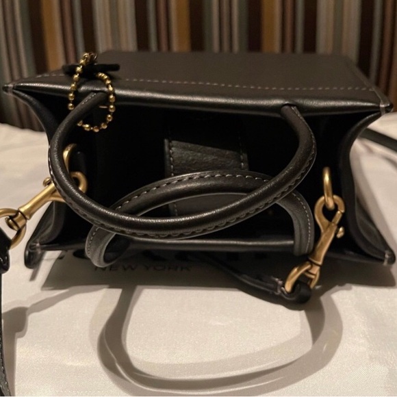 Elegant Coach Black glove-tanned Leather Cashin Mini Tote - Picture 6 of 14